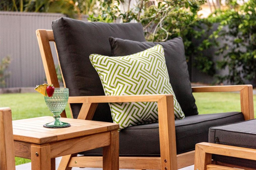 Wicker Outdoor Lounges vs Aluminium: Which Lasts Longer Outside?