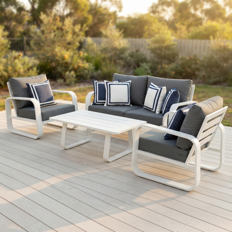 Las Vegas Lounge — outdoor setting
